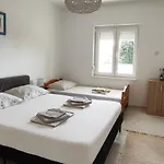 Emily, 6 2 Guests, Newly Refurbished Appartamento
