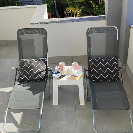 Emily, 6 2 Guests, Newly Refurbished Apartman