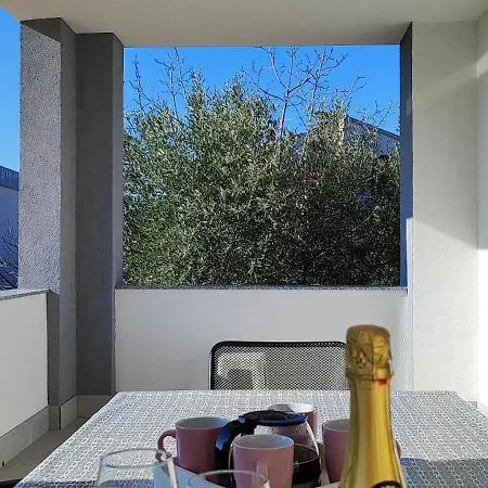 Emily, 6 2 Guests, Newly Refurbished Appartement *