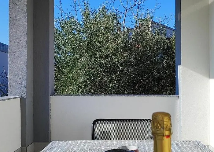 Emily, 6 2 Guests, Newly Refurbished Apartman *
