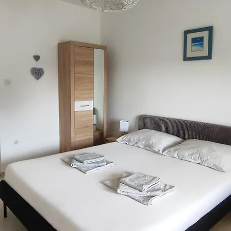 Emily, 6 2 Guests, Newly Refurbished Apartmán Pula