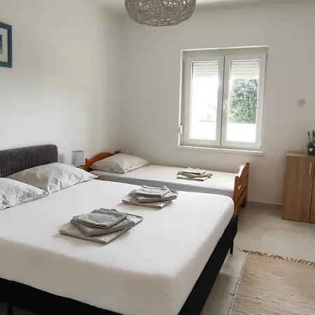 Emily, 6 2 Guests, Newly Refurbished Daire