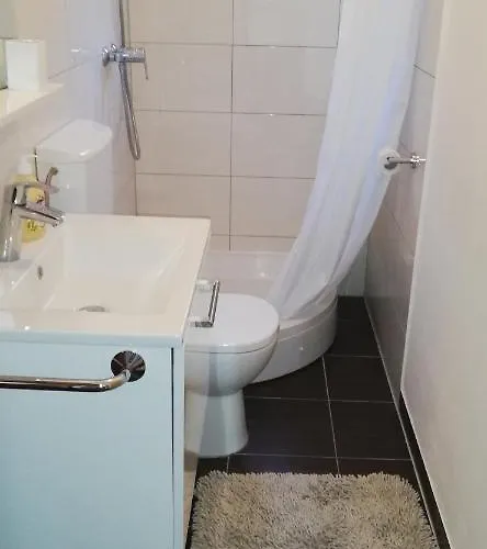 Emily, 6 2 Guests, Newly Refurbished * 普拉