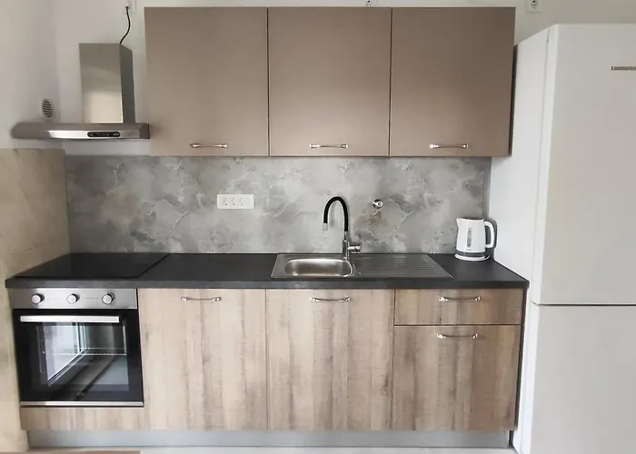 Emily, 6 2 Guests, Newly Refurbished * 普拉