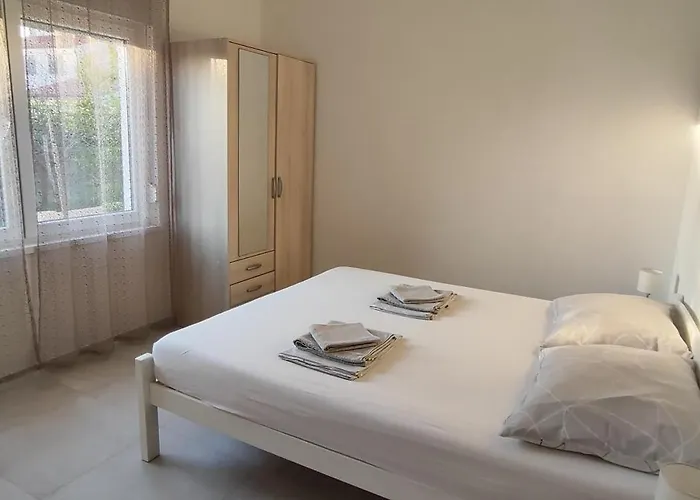 Emily, 6 2 Guests, Newly Refurbished