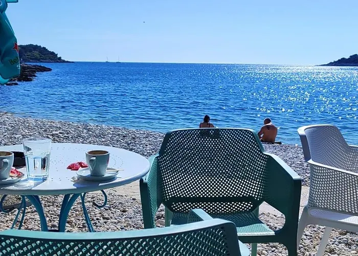 Emily, 6 2 Guests, Newly Refurbished Apartment Pula