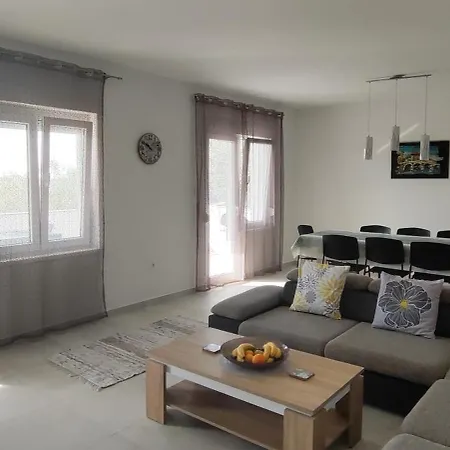 Apartment Emily, 6 2 Guests, Newly Refurbished Pula
