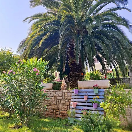 Apartment Emily, 6 2 Guests, Newly Refurbished Pula