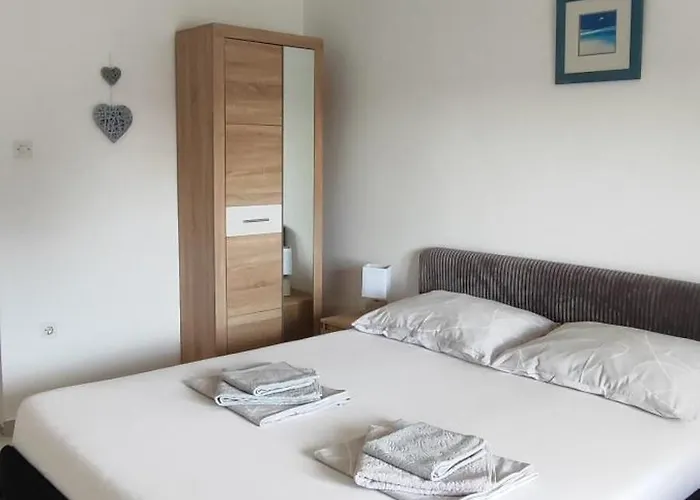 Emily, 6 2 Guests, Newly Refurbished Apartment Pula