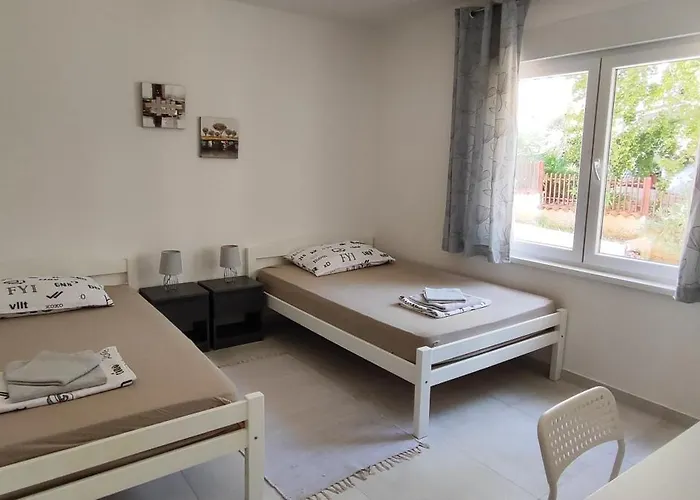 Emily, 6 2 Guests, Newly Refurbished